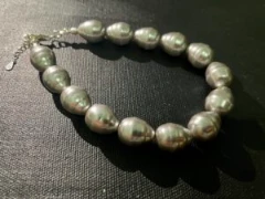 Bracelet in pearl shaped grey shell