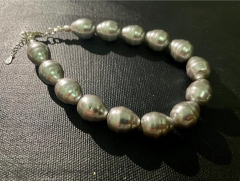 Bracelet in pearl shaped grey shell
