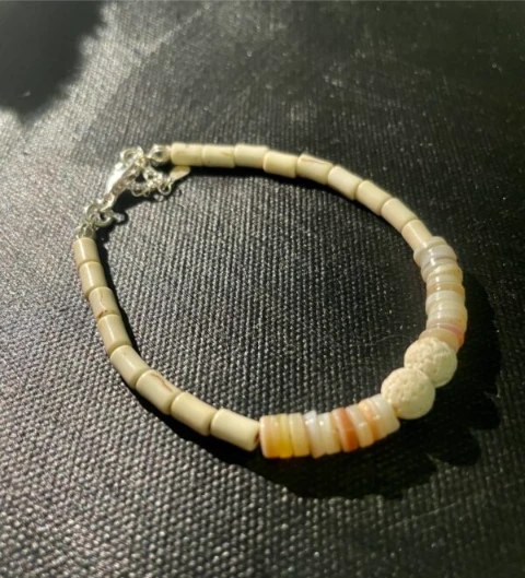 Bracelet in white lava stone bead, natural shell and white stone bead