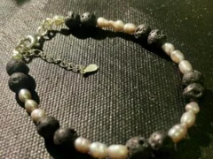 Bracelet in grey baroque  pearl and black lava stone beads