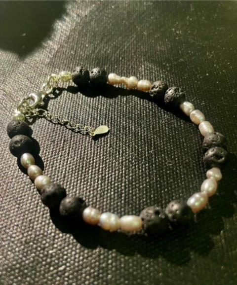 Bracelet in grey baroque  pearl and black lava stone beads