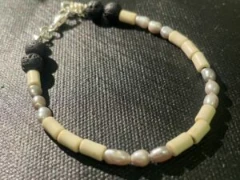 Bracelet in grey baroque pearl, white stone and black lava beads