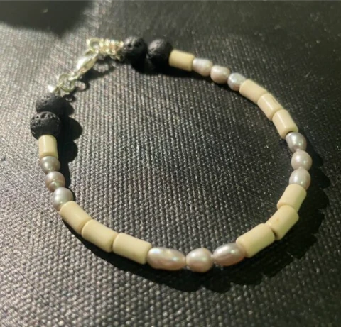Bracelet in grey baroque pearl, white stone and black lava beads