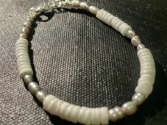 Bracelet in grey baroque pearl and white shell