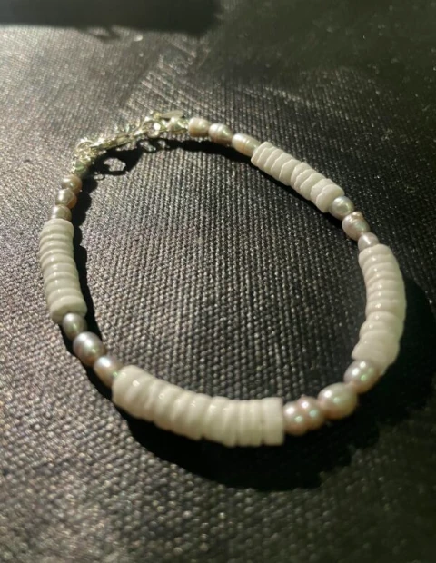 Bracelet in grey baroque pearl and white shell