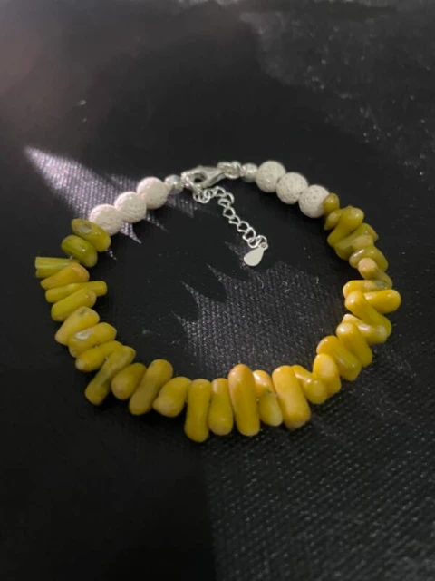 Bracelet in yellow-green coral and white lava stone