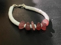Bracelet in rose quartz and white shell