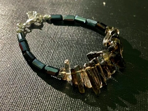 Bracelet in smoky quartz with black glass beads