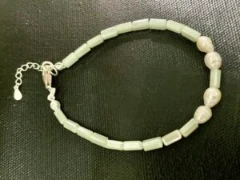 Bracelet in white  baroque pearl and jade green glass bead