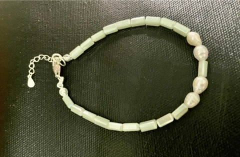 Bracelet in white  baroque pearl and jade green glass bead