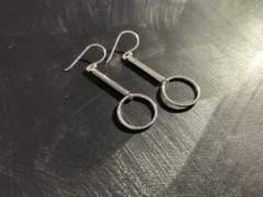 Drop style earrings with geometric shapes in full silver