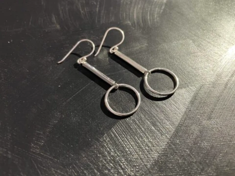 Drop style earrings with geometric shapes in full silver